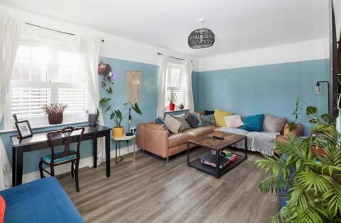 Sleeps 8, off-road parking for 3 cars, pet friendly, welcome hamper House in Coventry