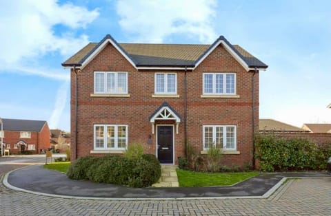 Sleeps 8, off-road parking for 3 cars, pet friendly, welcome hamper House in Coventry