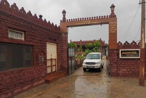 Property building, Facade/entrance, Parking