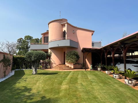 Villa con piscina e giardino a due passi dal mare. Villa in Quartu Sant'Elena