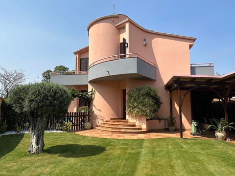 Villa con piscina e giardino a due passi dal mare. Villa in Quartu Sant'Elena