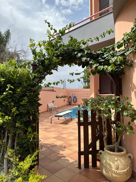 Villa con piscina e giardino a due passi dal mare. Villa in Quartu Sant'Elena