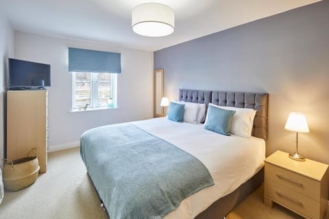 Bed, TV and multimedia, Bedroom