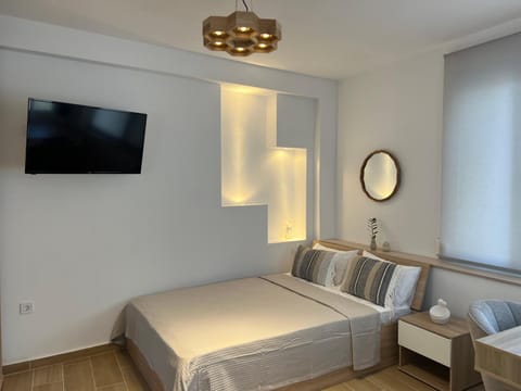 Bed, TV and multimedia, Bedroom