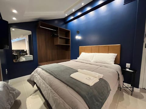 Bed, TV and multimedia, Bedroom, towels