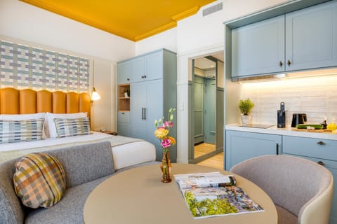 Bed, Kitchen or kitchenette, Living room, Photo of the whole room, Seating area, Bedroom