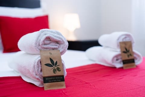 Bed, Photo of the whole room, Bedroom, towels