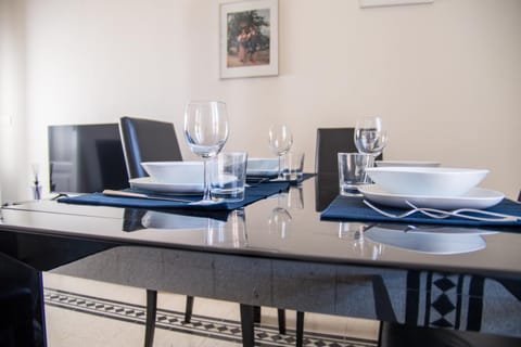 Living room, Seating area, Dining area, Drinks