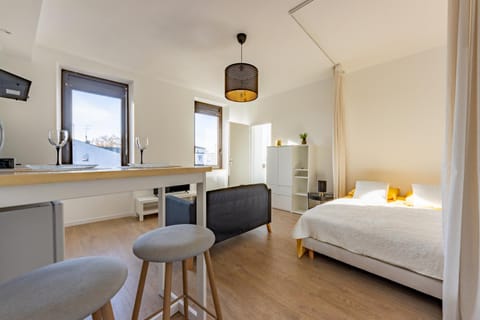 Bed, Kitchen or kitchenette, Seating area, Bedroom, hair dresser