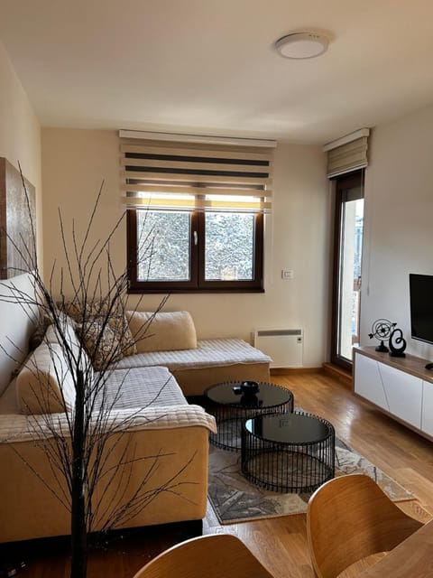 Balcony/Terrace, Living room, City view, Mountain view, Street view