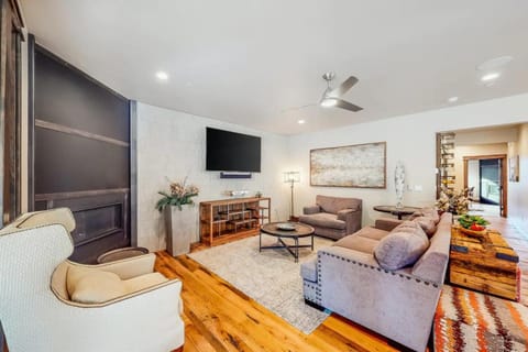 Communal lounge/ TV room, TV and multimedia, Living room, Seating area, Evening entertainment