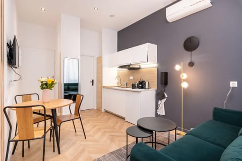 TV and multimedia, Living room, Seating area, Dining area, air conditioner