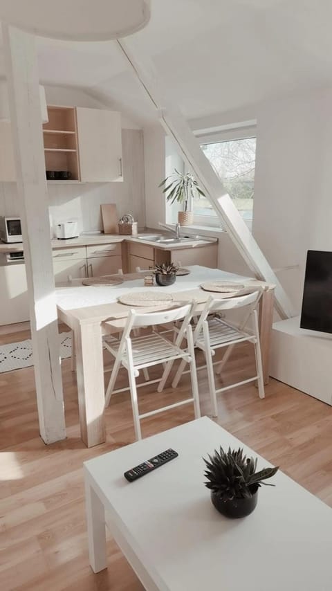 TV and multimedia, Kitchen or kitchenette, Living room, Seating area, Dining area, microwave, oven, kitchen