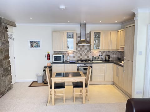 Property building, Kitchen or kitchenette, Dining area, minibar, pet friendly, stove, toaster