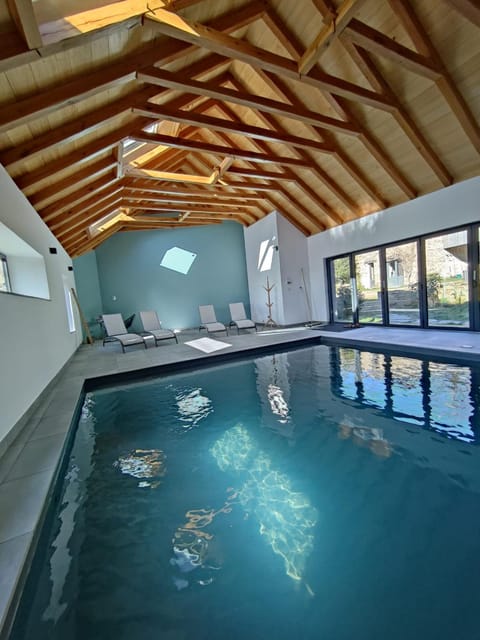 Gîte avec piscine intérieure House in Auvergne-Rhône-Alpes