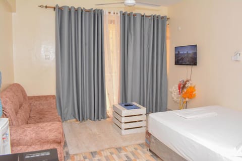 Bed, TV and multimedia, Seating area