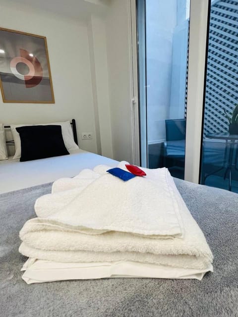 Bed, Bedroom, towels