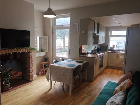 Central Derby pride park 4 bedrooms 7 beds -Spacious contractors large group -FREE PARKING House in Derby