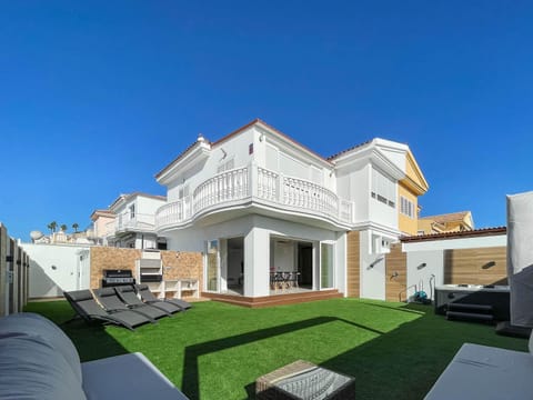 Property building, Facade/entrance, Balcony/Terrace