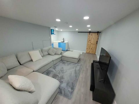 Communal lounge/ TV room, TV and multimedia, Living room, Seating area, Evening entertainment