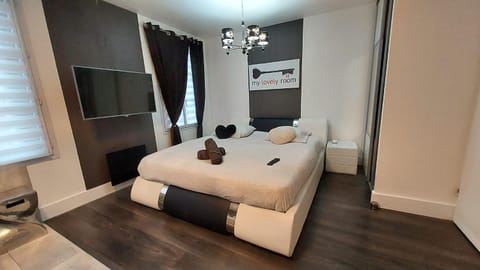 Bed, TV and multimedia, Bedroom