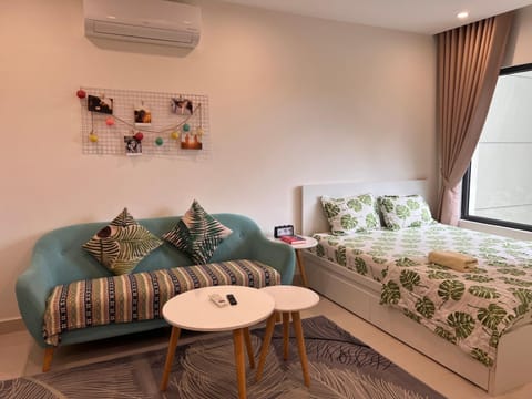 Bed, Living room, Photo of the whole room, Seating area, Bedroom, air conditioner