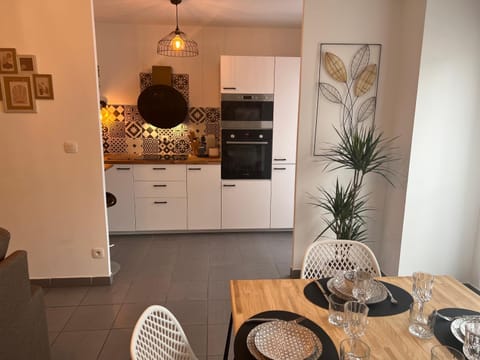 Kitchen or kitchenette, Dining area, minibar, pet friendly, stove