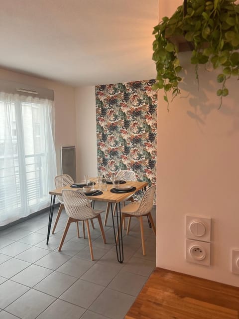 Seating area, Dining area