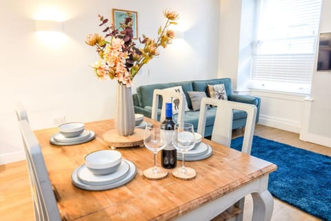 Living room, Food and drinks, Seating area, Dining area, Drinks