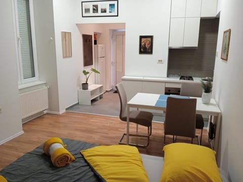 Bed, Kitchen or kitchenette, Dining area