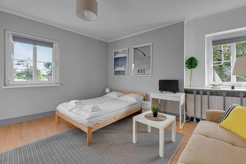 Bed, TV and multimedia, Photo of the whole room, Decorative detail, Seating area, Bedroom, Area and facilities, hair dresser, towels