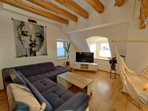 TV and multimedia, Living room, Seating area, Evening entertainment