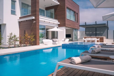 Property building, Patio, Day, Pool view, Swimming pool, Swimming pool, sunbed
