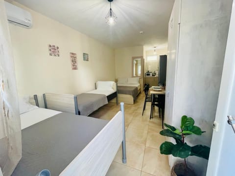 Bed, Photo of the whole room, Seating area