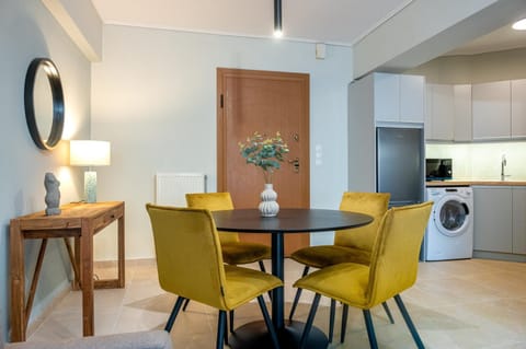 Kitchen or kitchenette, Seating area, Dining area, minibar, washing machine