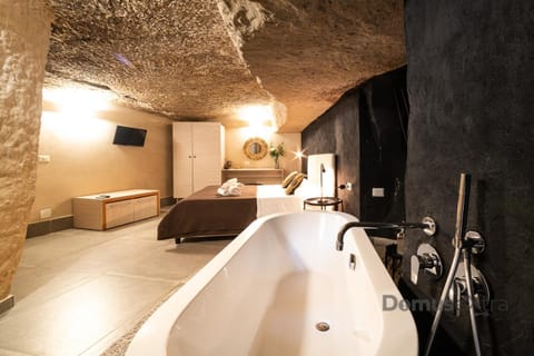 Bed, Photo of the whole room, Bedroom, Bath