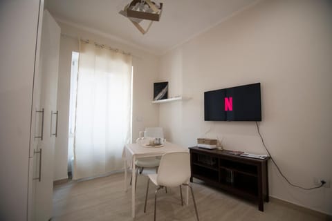 Property building, Communal lounge/ TV room, TV and multimedia, Living room, Seating area, Dining area, Evening entertainment, air conditioner