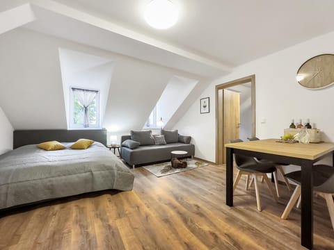 Bed, Photo of the whole room, Seating area