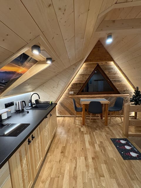 Coffee/tea facilities, Kitchen or kitchenette, Decorative detail, dishwasher, stove