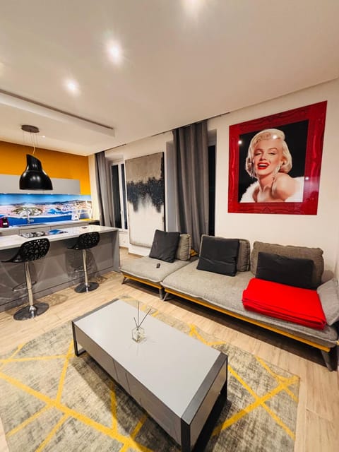 Communal lounge/ TV room, Living room, Seating area, Evening entertainment