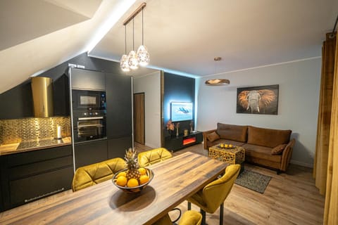 Kitchen or kitchenette, Living room, Seating area, Dining area, Food, minibar, pet friendly