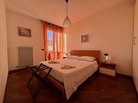 Bed, Bedroom, heating, towels