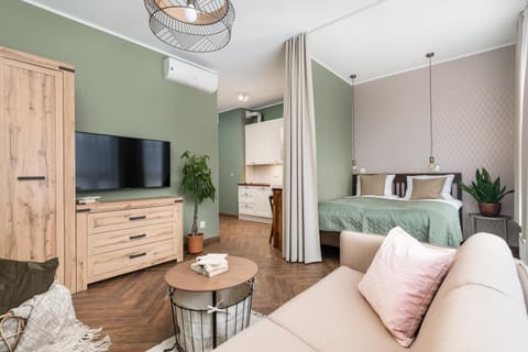 Bed, TV and multimedia, Seating area