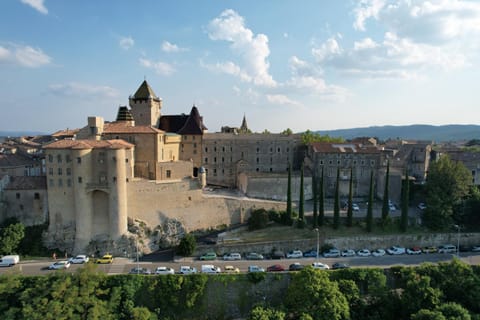 Gîte 3 "le Canal de Baza" aux Magnolias Apartment in Provence-Alpes-Côte d'Azur