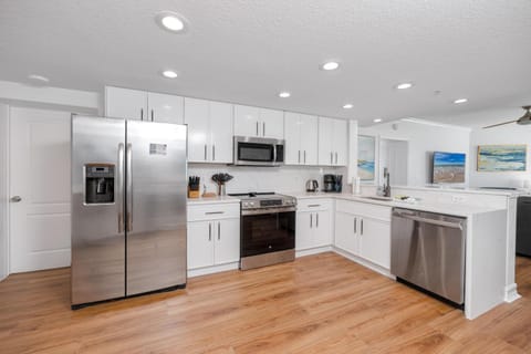 Luxury Spacious Penthouse Beach View Treasure Island Pool HotTub House in Treasure Island