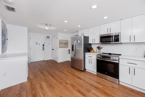 Luxury Spacious Penthouse Beach View Treasure Island Pool HotTub House in Treasure Island