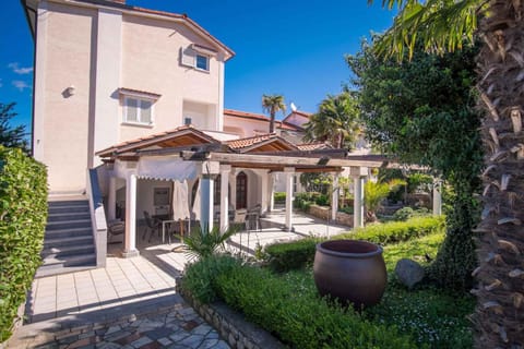 Property building, Summer, Garden, Balcony/Terrace