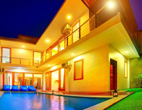 Property building, Pool view, Swimming pool, sunbed