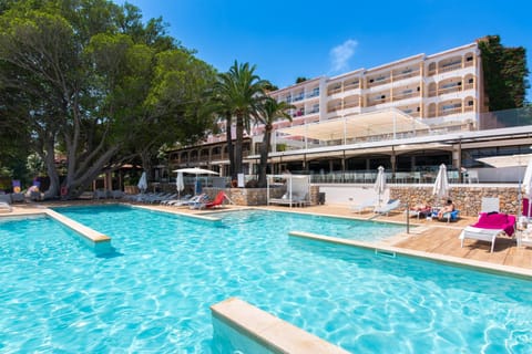 Property building, Balcony/Terrace, Swimming pool, sunbed