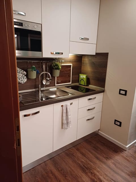 Kitchen or kitchenette, minibar